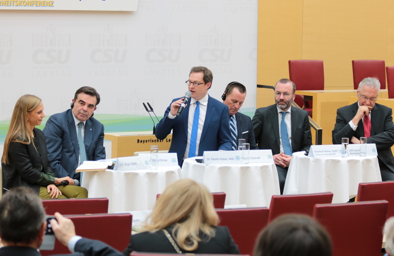 Dr. Martin Huber, MdL moderierte die Podiumsdiskussion. (Foto: CSU-Fraktion) 