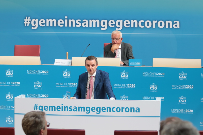 "Bayerns Corona-Strategie ist richtig", betonte Prof. Dr. Clemens Wendtner. "Es wäre naiv zu glauben, dass es uns nicht betrifft, wenn man die Zahlen um uns herum in Europa sieht. Ohne die Masken hätten wir in Deutschland 2,1 Millionen Tote in den ersten Wochen gehabt." Foto: CSU-Fraktion