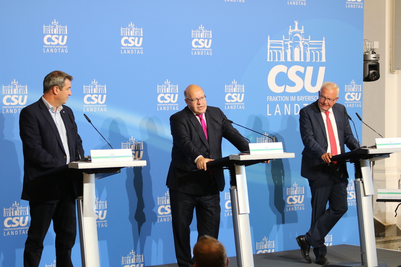 Ministerpräsident Dr. Markus Söder, Bundesminister Peter Altmaier und Fraktionschef Thomas Kreuzer bei der gemeinsamen Pressekonferenz. Foto: CSU-Fraktion
