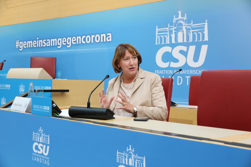 Hildegard Müller, Präsidentin des Verbands der Automobilindustrie, betonte: "Wir müssen eine Balance finden zwischen Klimaschutz und Ökonomie. 2,5 Mio Arbeitsplätze sind von der Autoindustrie abhängig. Die Branche steht vor großen Herausforderungen." Foto: CSU-Fraktion