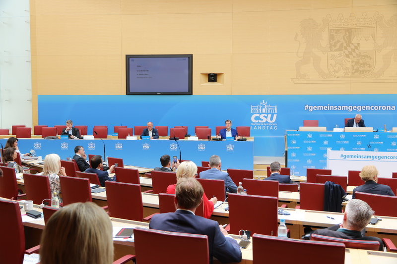 Ministerpräsident Dr. Markus Söder bei seiner Grundsatzrede. "Die Bereiche Wirtschaft und Schulen und Kitas haben besondere Priorität - deshalb müssen wir einen kompletten zweiten Lockdown verhindern." Foto: CSU-Fraktion