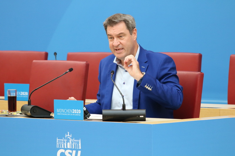 "Die Lage ist anhaltend unsicher", beginnt Dr. Markus Söder seine Grundsatzrede. Mit Bezug auf die bayerische Wirtschaft machte er klar: "Auch in Krisen dürfen wir nicht nur Strukturen konservieren, sondern müssen transformieren und innovativ sein." Foto: CSU-Fraktion