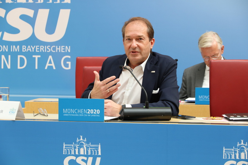 "Neben der Corona-Krise und wirtschaftlichen Fragen bleiben zwei Themen wichtig: Migration und Klima", erklärte Alexander Dobrindt bei seinem Bericht aus der Landesgruppe. Foto: CSU-Fraktion