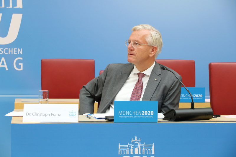 Dr. Christoph Franz, Präsident des Verwaltungsrates der Roche Holding AG: "Überwinden werden wir die Pandemie nur durch die forschende Gesundheitsindustrie in Deutschland. Ohne Innovationen wird es uns nicht gelingen, den Weg in die Zukunft zu finden."  Foto: CSU-Fraktion