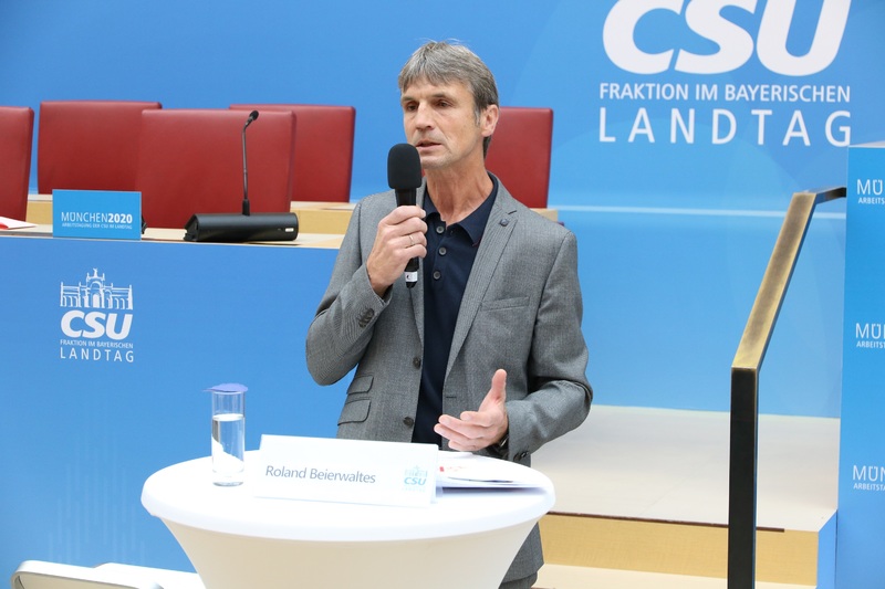 Roland Beierwaltes schilderte die Situation in den Alten und Pflegeheimen. "Die Situation ist ein Drahtseilakt für die Pflegekräfte vor Ort." Foto: CSU-Fraktion