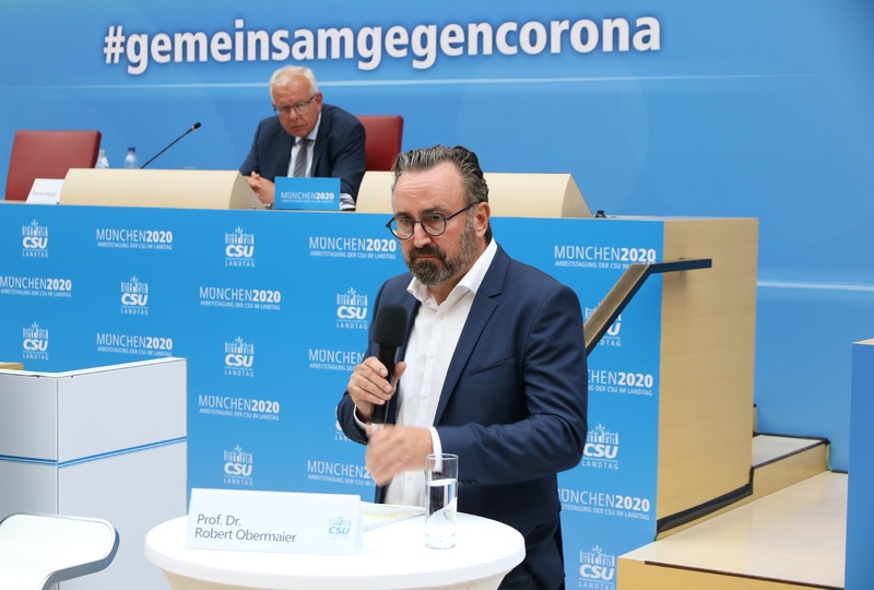 Prof. Dr. Robert Obermaier berichtete vom Alltag mit Corona am Klinikum Straubing. "Wir mussten die Strukturen in der Klinik komplett umstellen, um die Patienten versorgen zu können. Wir müssen für die Zukunft vorbauen, damit wir besser gerüstet sind." Er verdeutlichte erneut, welch starke Folgewirkungen das Coronavirus auch bei jungen Patienten haben kann. Foto: CSU-Fraktion