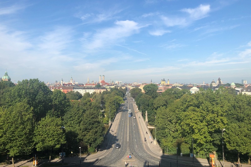Blick vom Panoramafenster des Steinernen Saals des Maximilianeums über die Landeshauptstadt