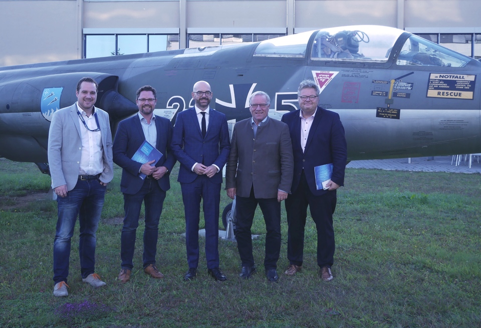 Andreas Domke, Betriebsrat und Vertrauenskrperleiter der IG Metall, Dr. Gerhard Hopp, Thomas Pretzl, Johannes Hintersberger und Alex Dorow (v.l.) vor einer Lockheed F-104 