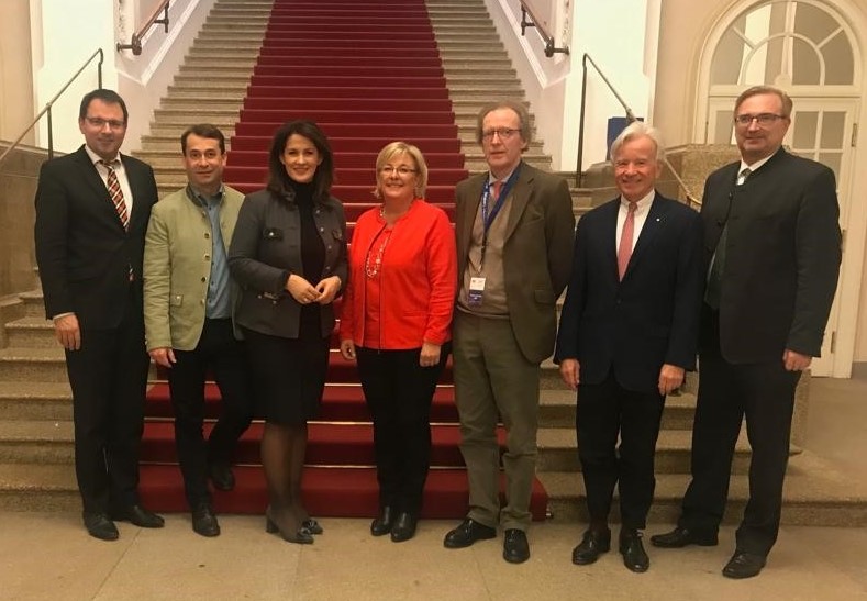 Hochrangige Gesprchsrunde diskutiert zum Thema Wald (v.l.n.r.): Martin Schffel, Josef Ziegler, Staatsministerin Michaela Kaniber, Sylvia Stierstorfer, Ferdinand Graf von Drechsel, Frst Albrecht zu Oettingen-Spielberg und Alexander Flierl (Foto: Sylvia 