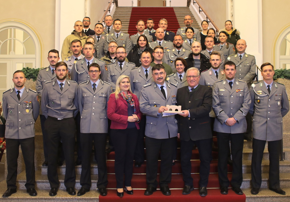 Staatsministerin Melanie Huml, Oberst Hans-Jrgen Neubauer und Johannes Hintersberger (1. Reihe Mitte), umrahmt von den Soldatinnen und Soldaten der Besuchergruppe.