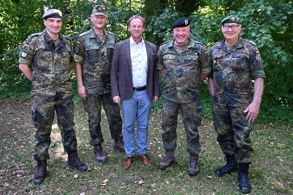 v.l.n.r.: Fabian Forster, Landesvorsitzender beim Reservistenverband in Bayern; General Thomas Hambach; Wolfgang Fackler; Oberst Hettmer, Kommandeur des Regionalstabes Sd; Werner Wlfel, Landesschriftfhrer beim Reservistenverband in Bayern