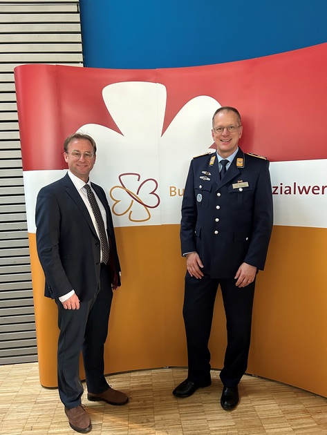 Wolfgang Fackler zusammen mit dem Bereichsleiter Sd, Oberstleutnant Schwrer