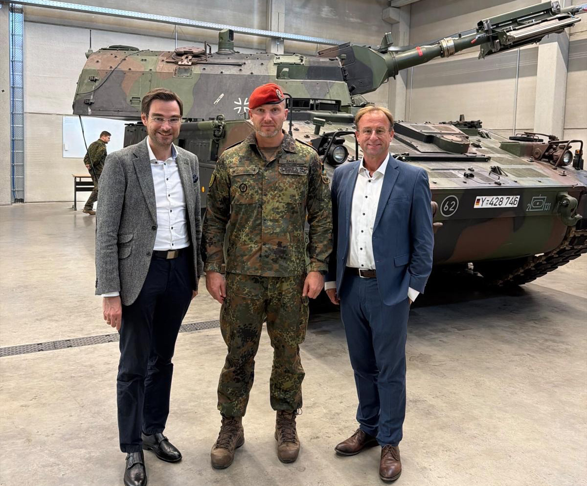 Wolfgang Fackler (li.) und Dr. Stephan Oetzinger (r.) beim Panzerartilleriebataillon in Weiden. Foto: CSU-Fraktion