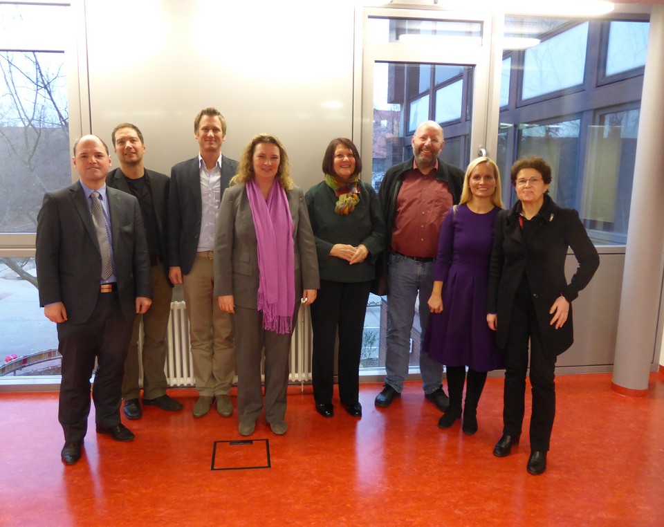 Foto (von links): MdL Michael Hofmann, Jens Gtlein (Mittelschule Insel Schtt), Martin Krmer (Mittelschule Insel Schtt), MdL Kerstin Schreyer-Stblein, Schulamtsdirektorin Gabriele Brutigam, Georg Altmann (Stadt Nrnberg), Birgit Zwingel (Mittelschule