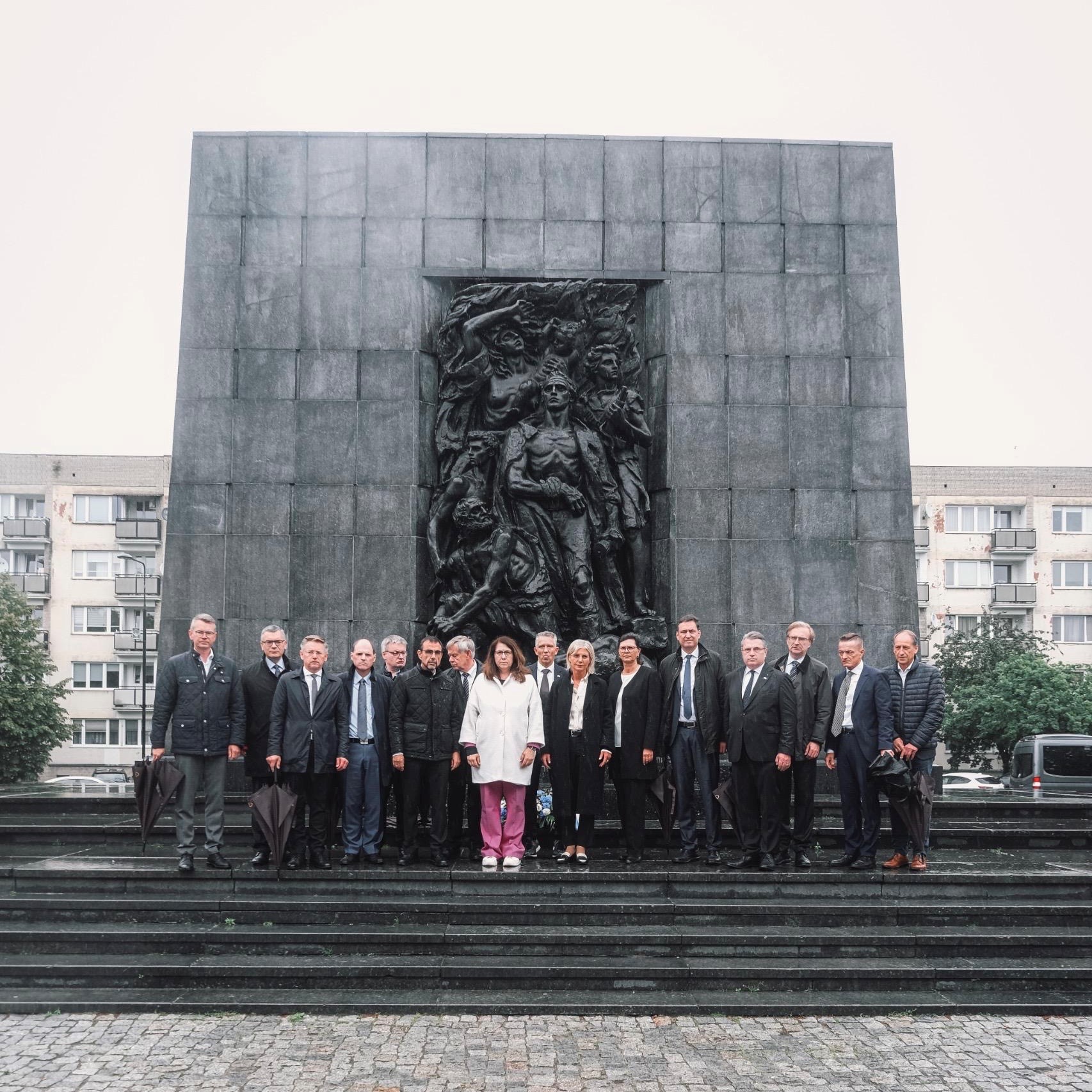 Gedenken am Denkmal der Helden des Warschauer Ghettos 