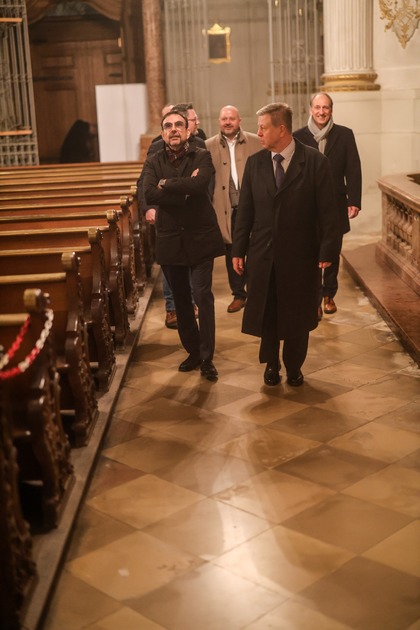 Die CSU-Landtagsfraktion zu Besuch in der Damenstiftskirche.