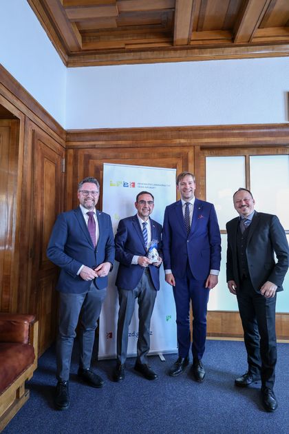 Delegation der CSU-Fraktion in Prag: Der europapolitische Sprecher Dr. Gerhard Hopp, Fraktionsvorsitzender Klaus Holetschek, Tschechiens Gesundheitsminister Adam Vojtěch und sein Stellvertreter Dr. Ladislav �vec.